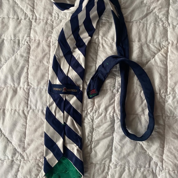 Tommy Hilfiger White Navy Striped 100% Silk Tie - Picture 2 of 2